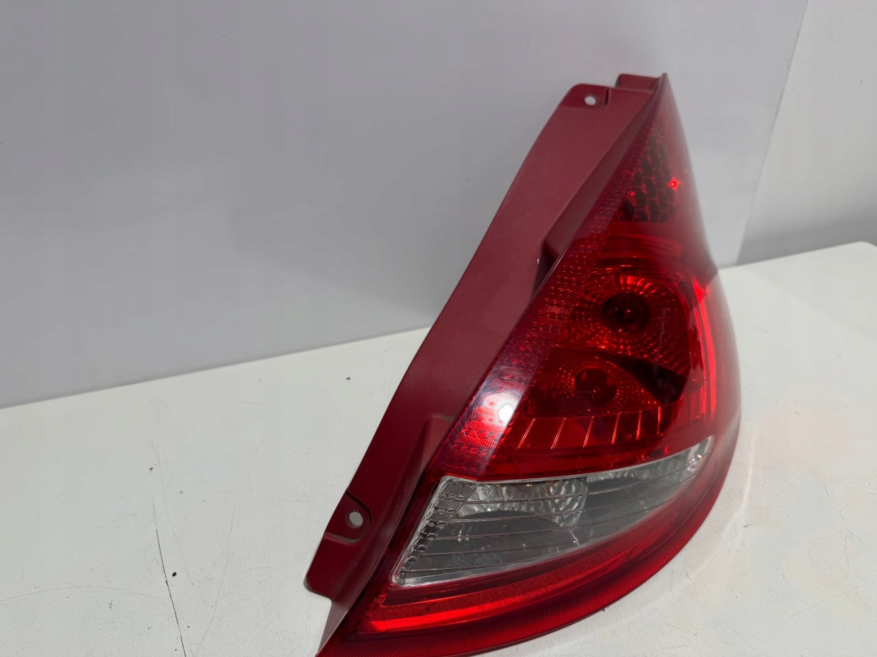 Lampa tylna prawa Ford Fiesta MK7 8A61-13404-A - zdjęcie 2