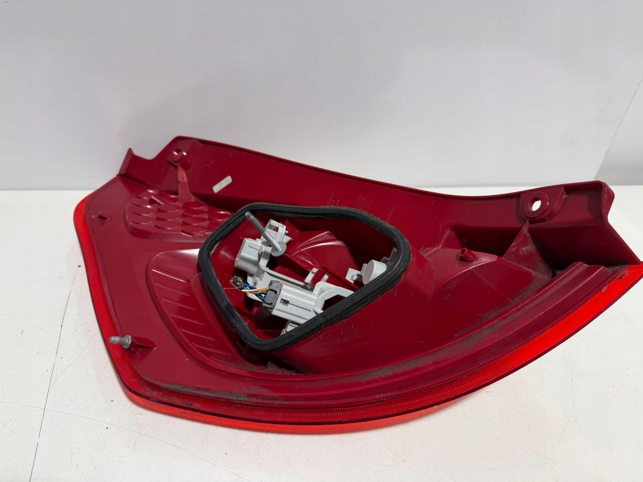 Lampa tylna prawa Ford Fiesta MK7 8A61-13404-A - zdjęcie 3