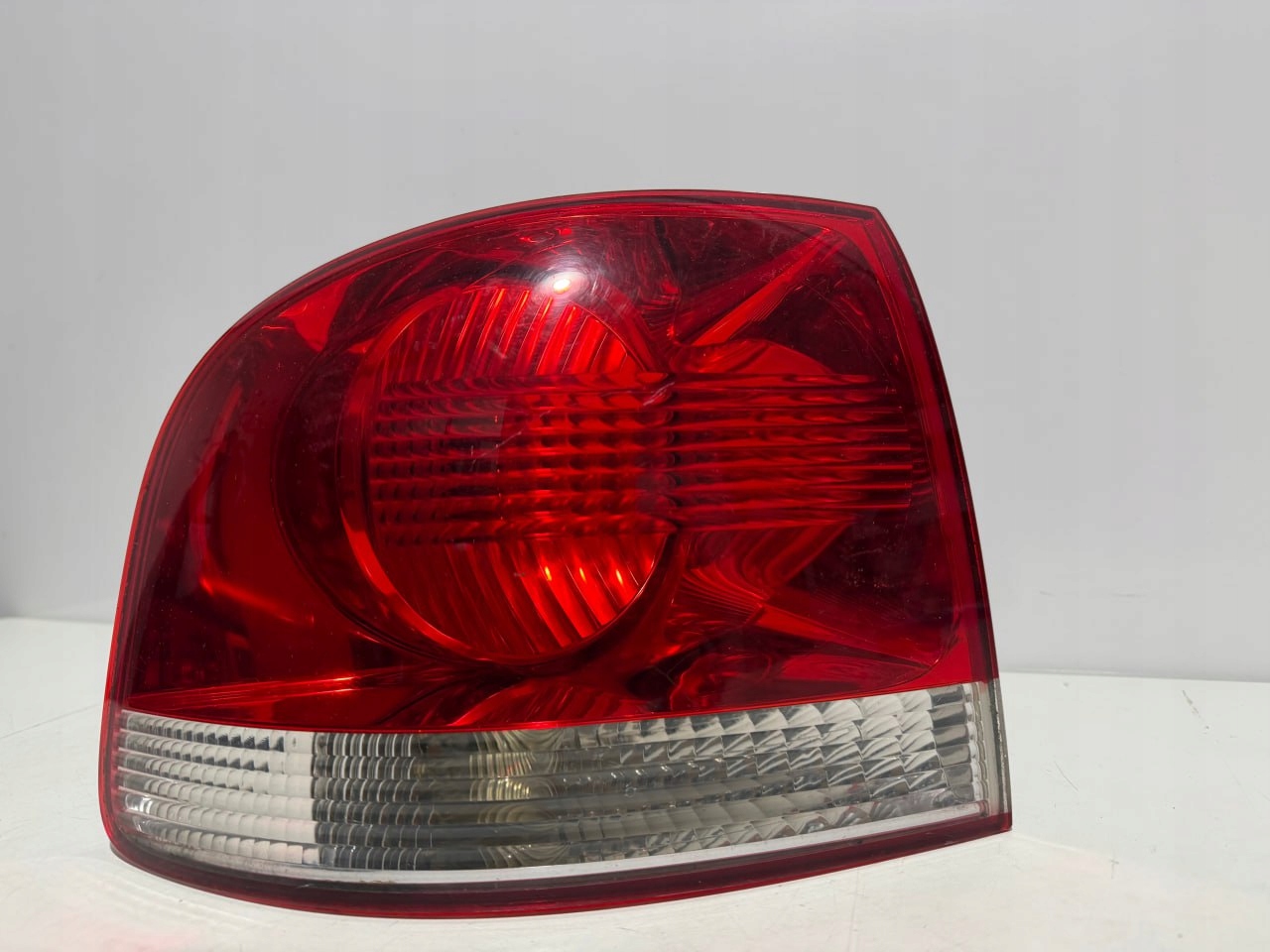 Lampa tylna lewa VW touareg 2005 28259002