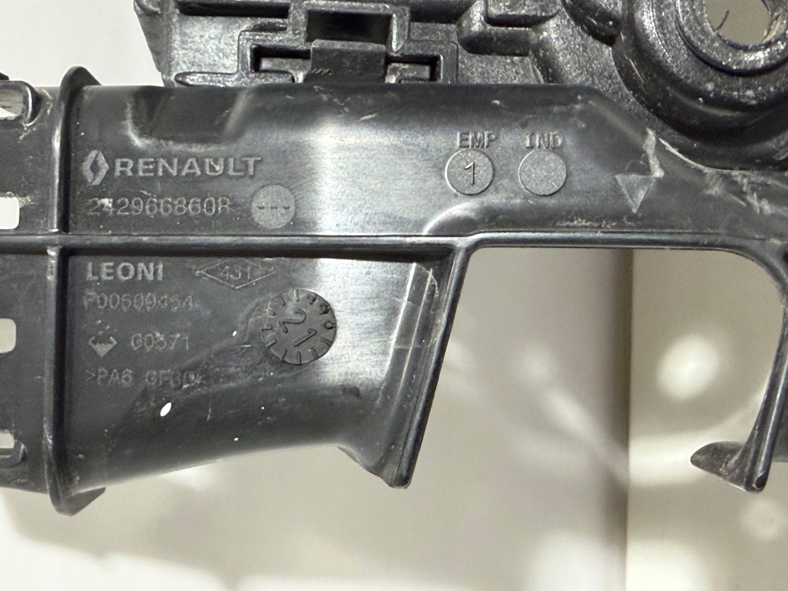 Podstawa mocowanie akumulatora Dacia OE 648946748R - zdjęcie 10