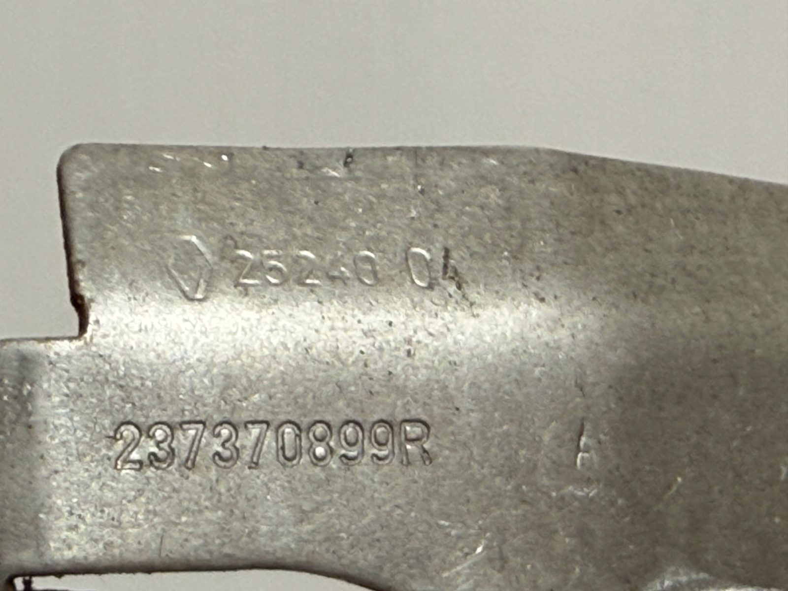 Osłona termiczna czujnika wspornik blacha Dacia Sandero TCE 21 237370899R - zdjęcie 2