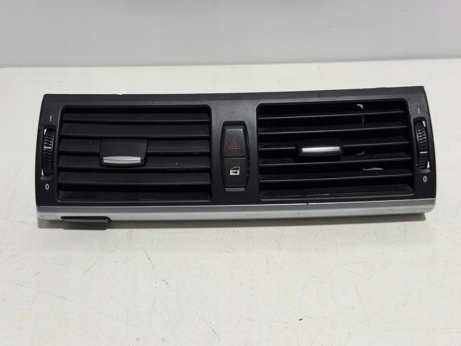 Wloty powietrza kabiny kratka nawiewu konsoli BMW X5 716180104