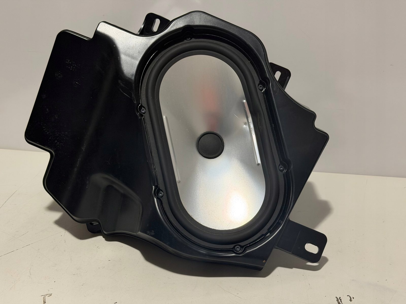 Głośnik subwoofer w obudowie niskotonowy Land Rover L322 137RG005