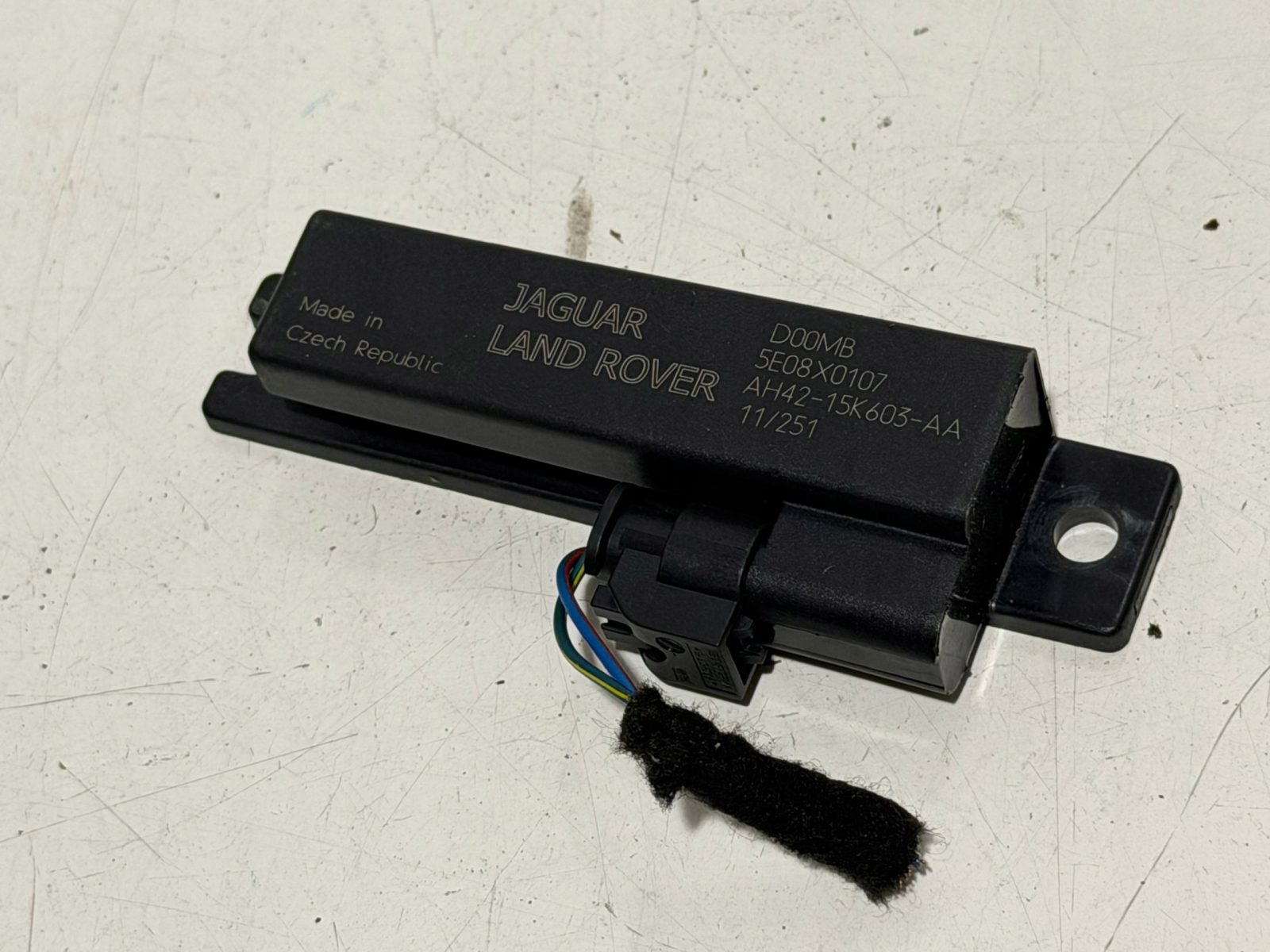 Wzmacniacz anteny wewnętrznej Land Rover AH4215K603AA