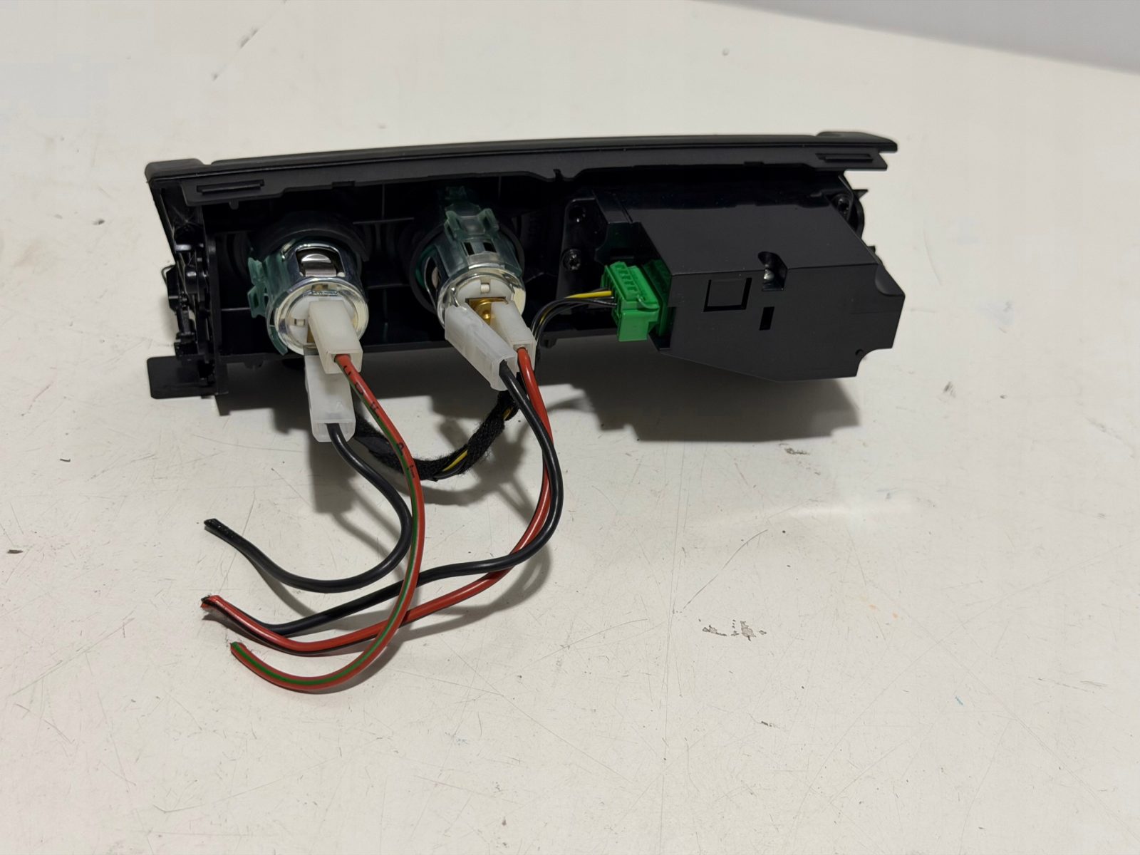 Złącze multimedii gniazdo tylnego tunelu AUX Land Rover L233 7H42-19C063-CA - zdjęcie 2