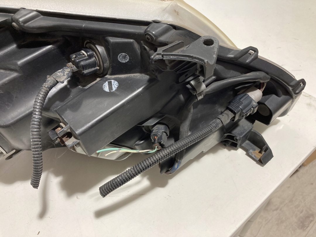 Toyota Avensis T25 lampa lewa przód RHD H279AL-DE HAL Koito używana - UK - zdjęcie 6