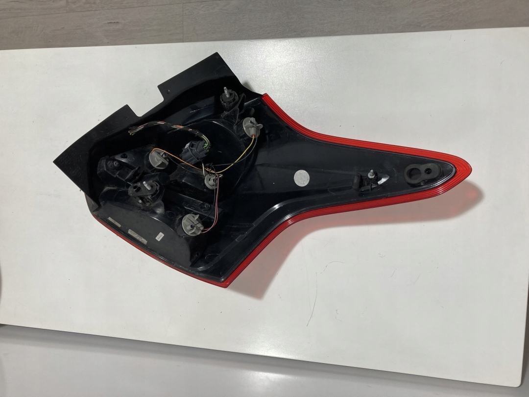 Lampa tylna lewa Ford Focus rok 2013 - zdjęcie 2