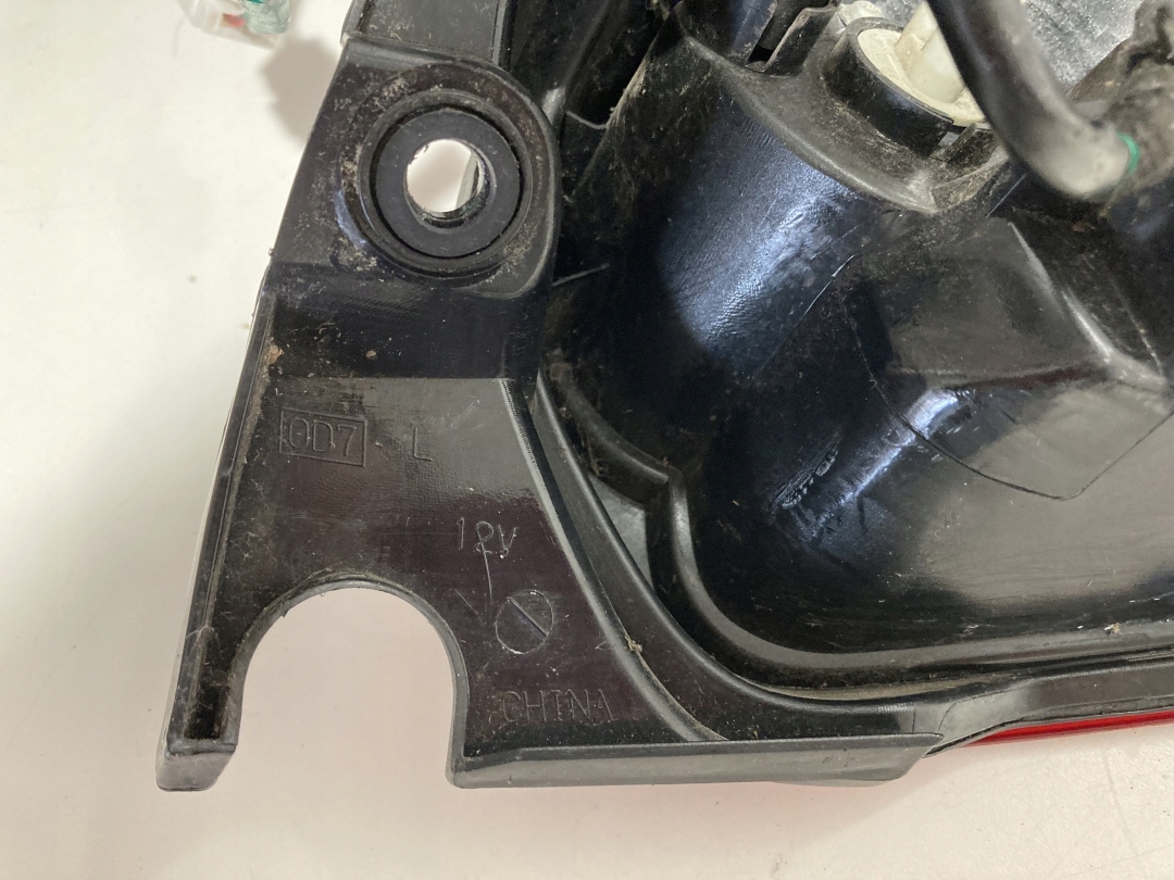 Lampa tylna lewa Nissan Juke - zdjęcie 4