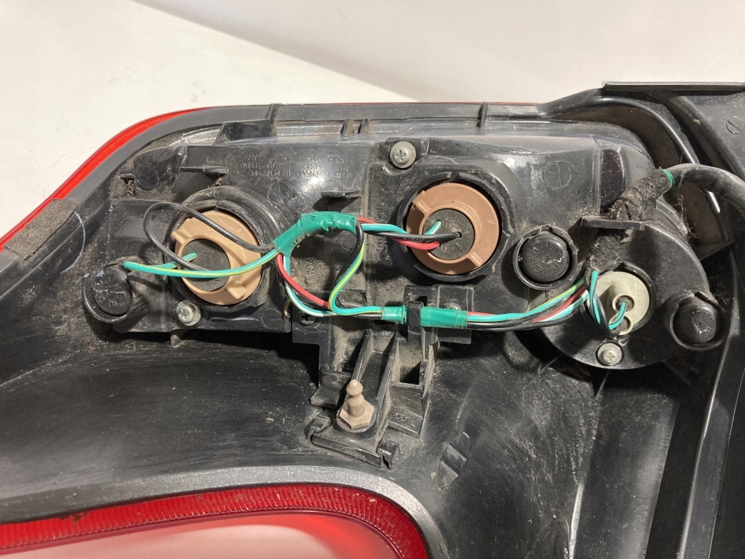 Lampa tylna lewa Nissan Juke - zdjęcie 6