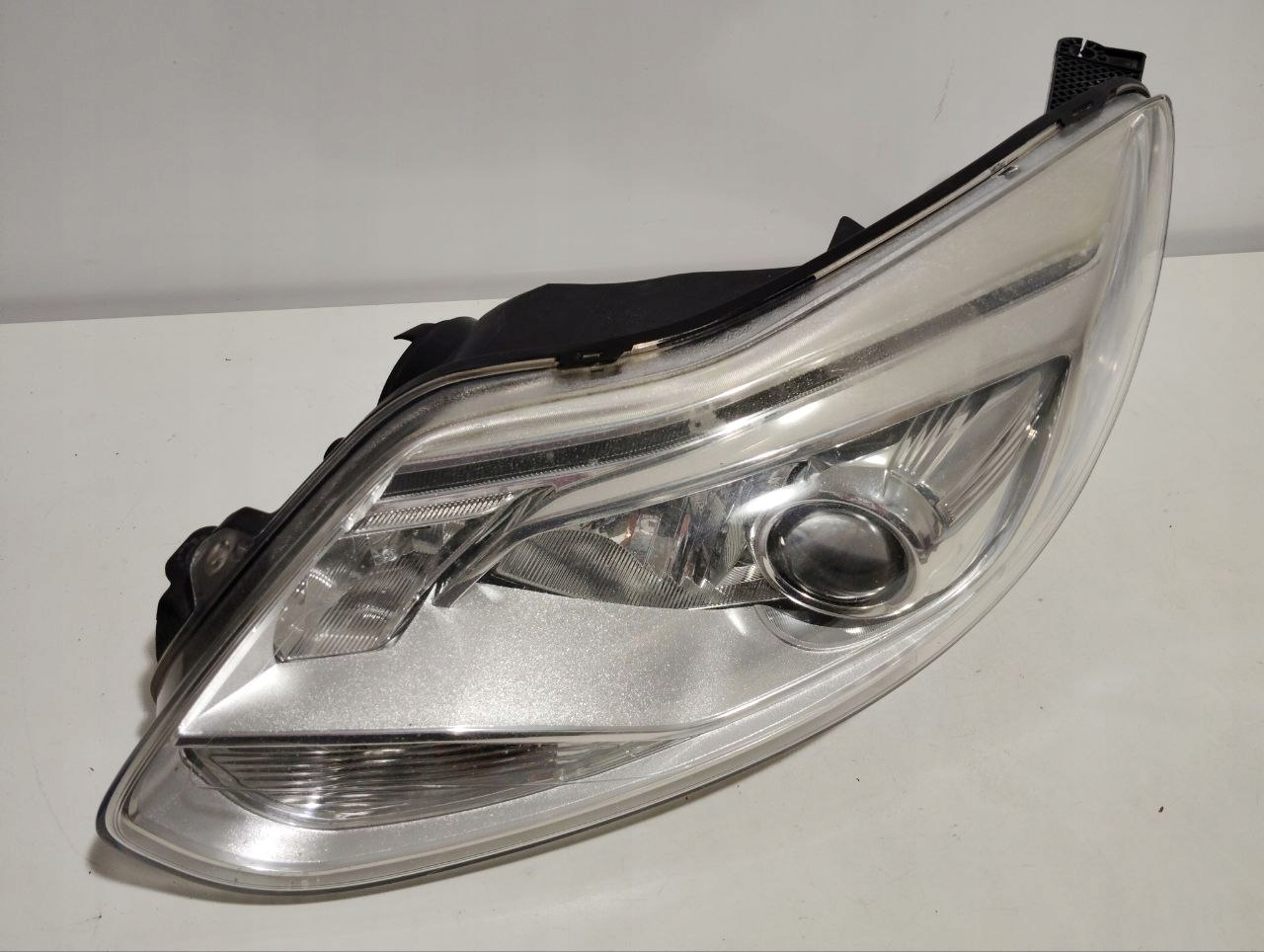 Lampa lewa Ford Focus MK3 11-14 Bi-Xenon, wersja statyczna bez (AFS)