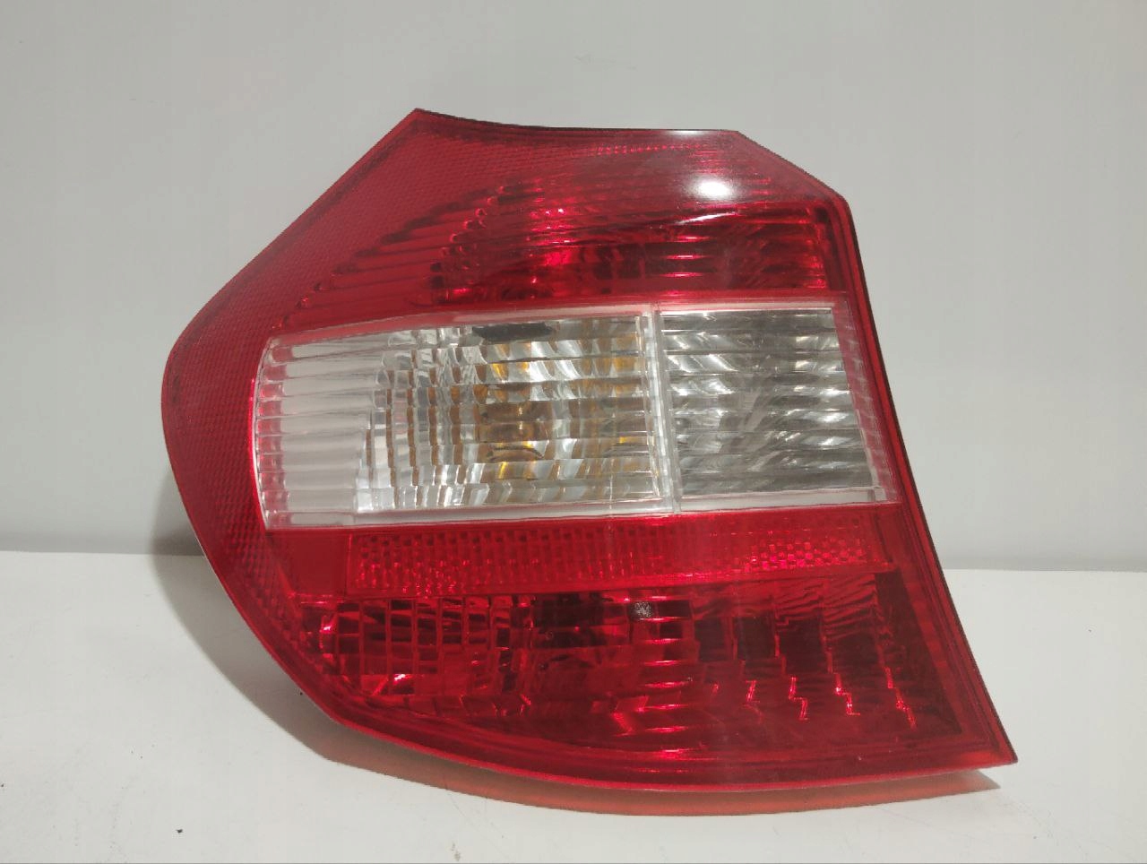 Lampa tylna lewa BMW 1 E87 2007–2011 zewnętrzna